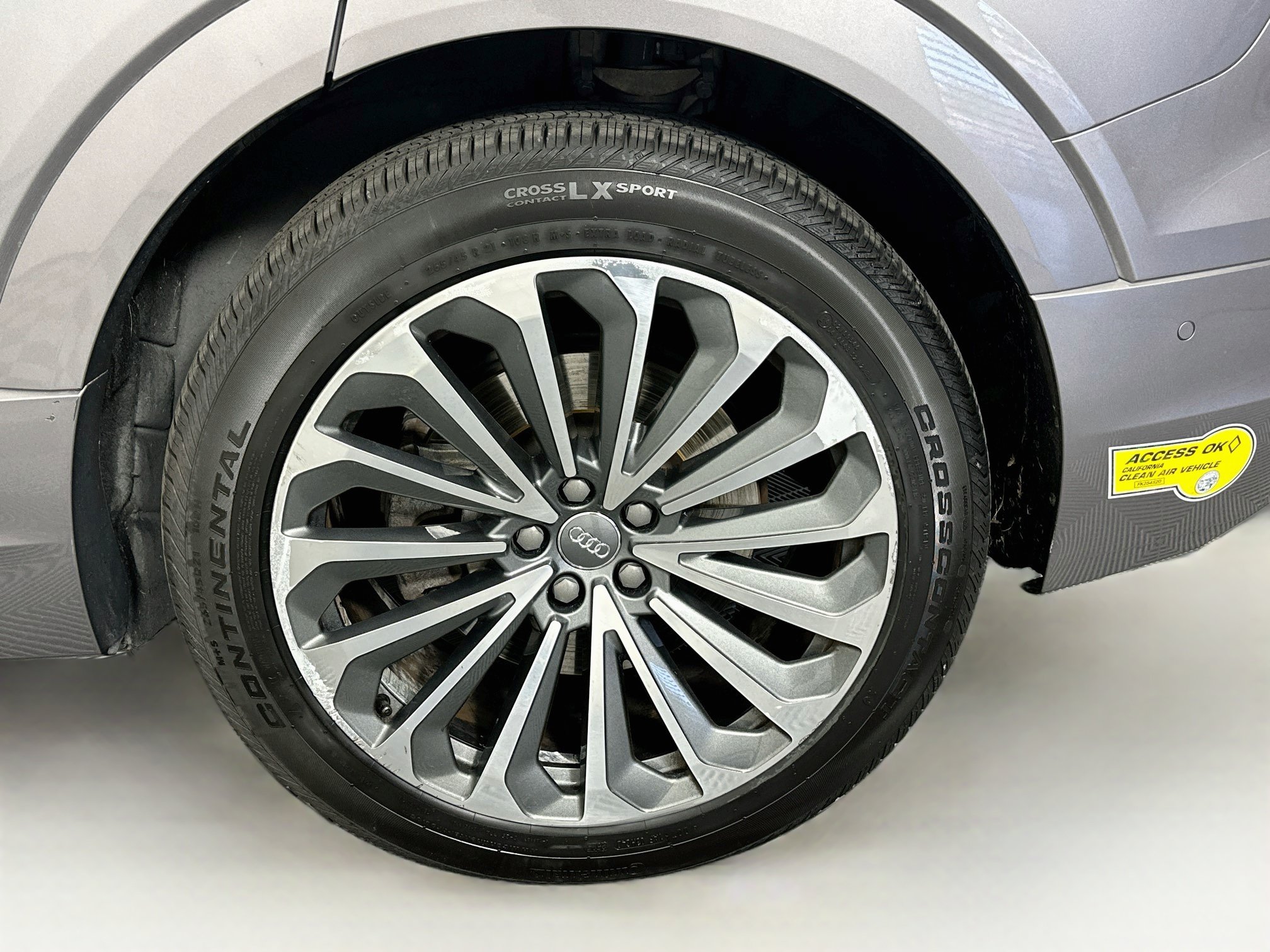 Used 2019 Audi e-tron Prestige w/ Prestige Package AWD/4WD image 11