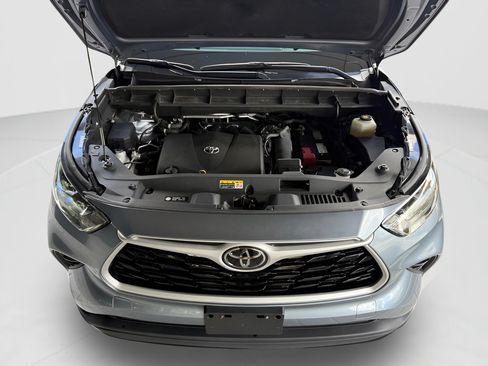 Used 2022 Toyota Highlander XLE AWD/4WD image 27