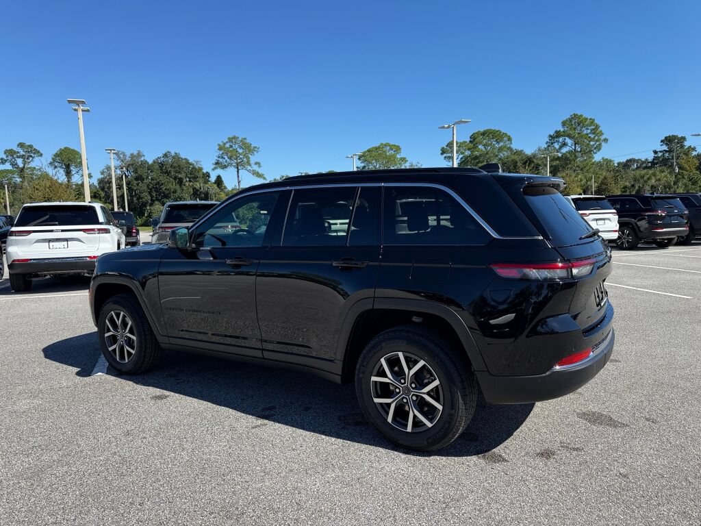 New 2027 Jeep Grand Cherokee Laredo RWD image 5