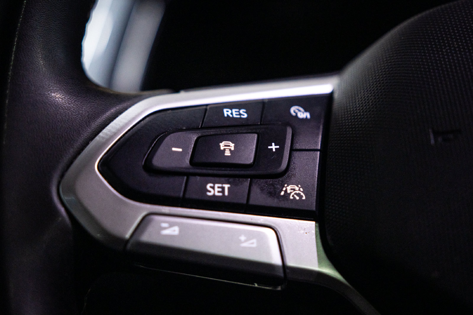 Used 2024 Volkswagen Tiguan SE AWD/4WD image 19