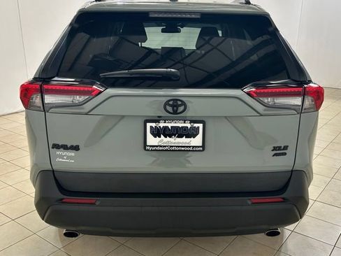 Used 2021 Toyota RAV4 XLE w/ Convenience Package AWD/4WD image 4