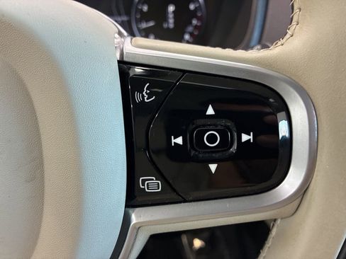 Used 2022 Volvo XC90 T6 Momentum w/ Advanced Package image 23