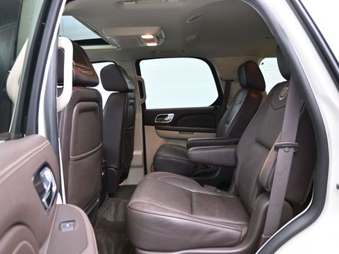 Used 2014 Cadillac Escalade Platinum RWD image 11