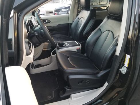 Certified 2024 Chrysler Pacifica Touring-L image 9