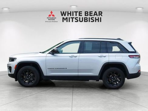 Used 2024 Jeep Grand Cherokee Altitude AWD/4WD image 3