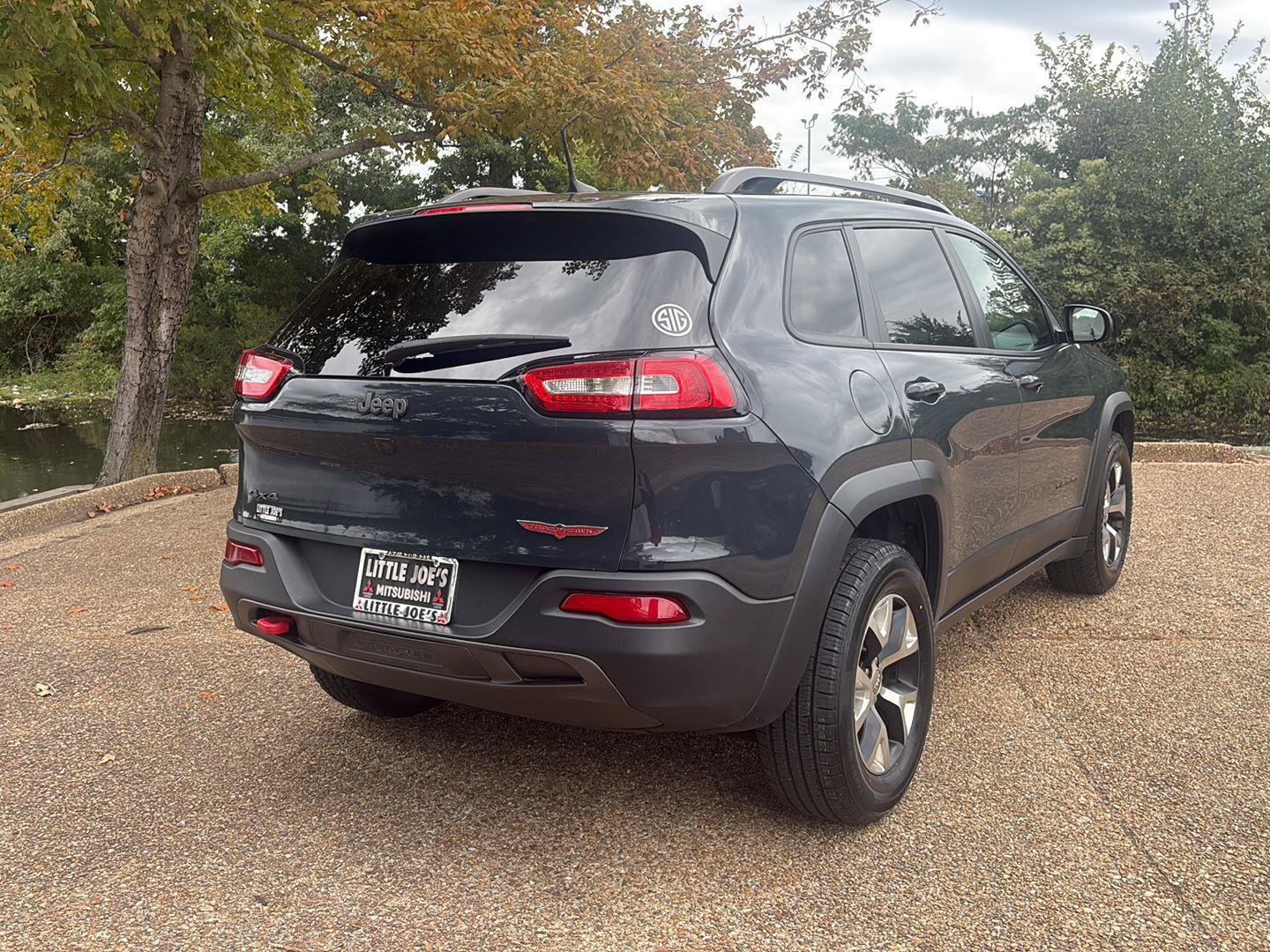 Used 2016 Jeep Cherokee Trailhawk w/ Leather Interior Group AWD/4WD image 4