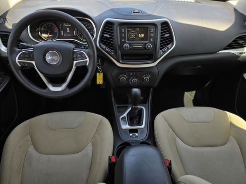 Used 2016 Jeep Cherokee Sport FWD image 10
