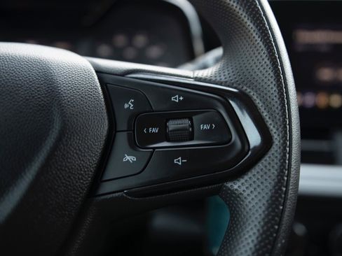 Used 2024 Chevrolet Trax LS w/ LS Convenience Package image 7