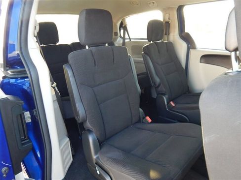 Used 2018 Dodge Grand Caravan SE w/ UConnect Hands-Free Group image 12