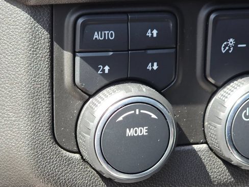Used 2023 Chevrolet Suburban Z71 w/ Luxury Package AWD/4WD image 15