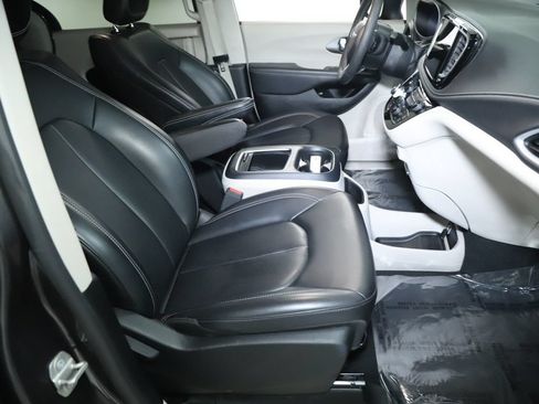 Used 2023 Chrysler Pacifica Touring-L FWD image 33