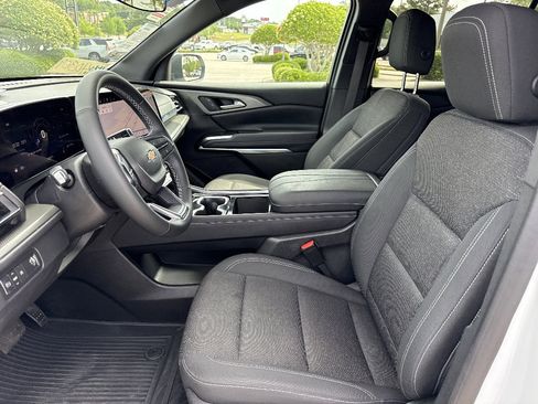 Used 2025 Chevrolet Traverse LT FWD image 9