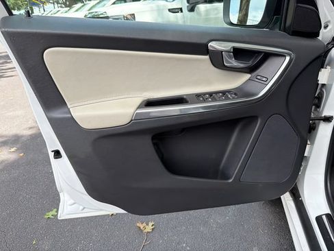 Used 2017 Volvo XC60 T5 Dynamic w/ Preferred Option Package FWD image 10