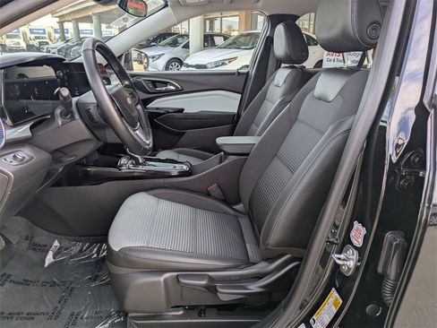 Used 2025 Chevrolet Trax LT w/ LT Convenience Package image 25