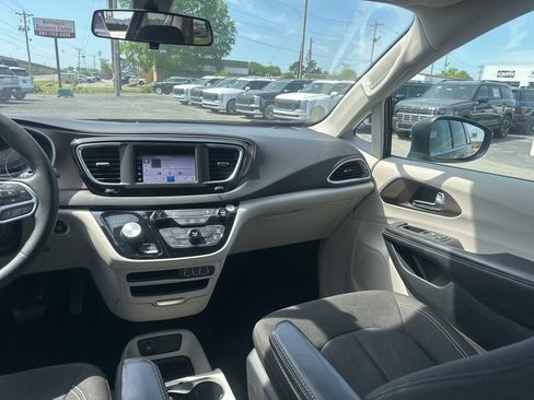 Used 2022 Chrysler Voyager LX FWD image 19