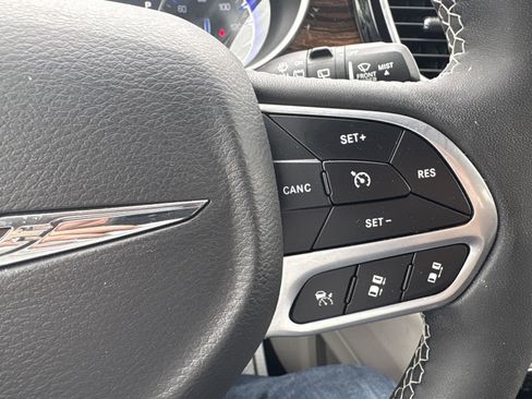 Used 2023 Chrysler Pacifica Limited FWD image 19