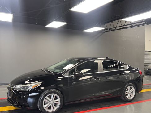 Used 2017 Chevrolet Cruze LT FWD image 2