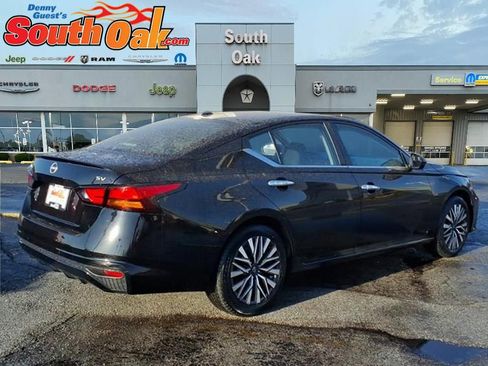 Used 2024 Nissan Altima 2.5 SV image 3