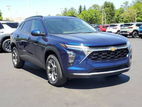 Certified 2024 Chevrolet Trax LT w/ Driver Confidence Package FWD image 2