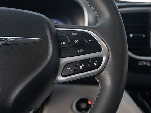 Used 2022 Chrysler Pacifica Touring-L FWD image 25