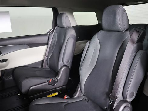 Used 2022 Kia Carnival LX FWD image 29