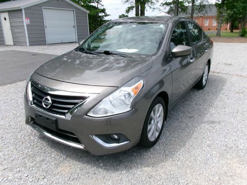Used 2016 Nissan Versa FWD image 1