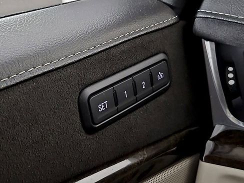Used 2018 Cadillac Escalade ESV Premium Luxury AWD/4WD image 31