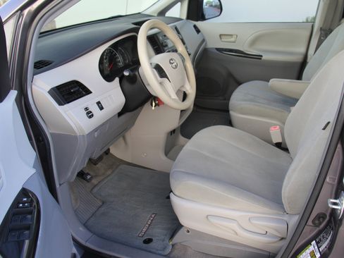 Used 2014 Toyota Sienna L image 16