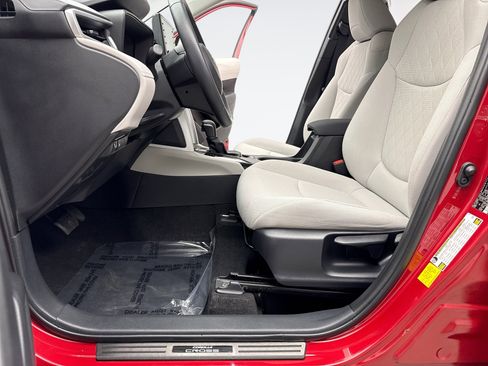 Used 2022 Toyota Corolla Cross LE image 11