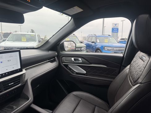 Certified 2025 Ford Explorer Platinum w/ LUX Leather Package image 11