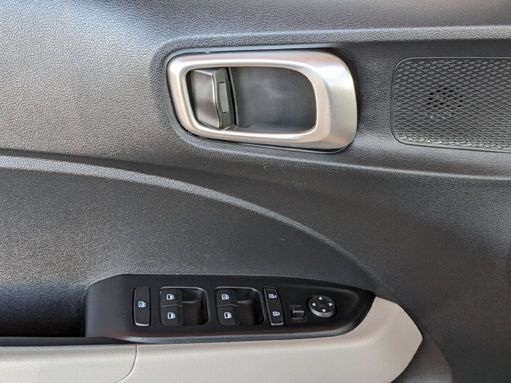 Used 2025 Hyundai Venue SEL FWD image 13