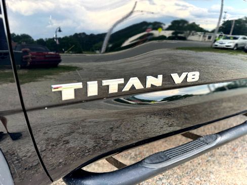 Used 2018 Nissan Titan SV w/ SV Convenience Package image 12