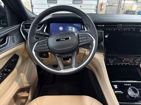 New 2025 Jeep Grand Cherokee Limited w/ Black Appearance Package image 13