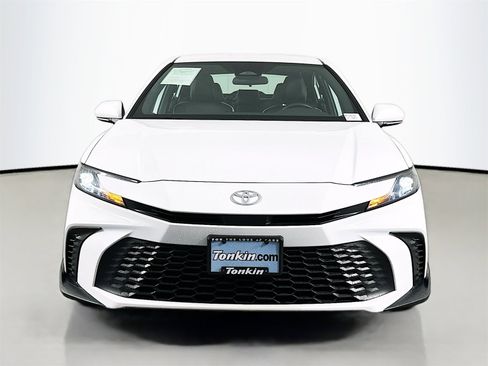 Used 2025 Toyota Camry SE image 2