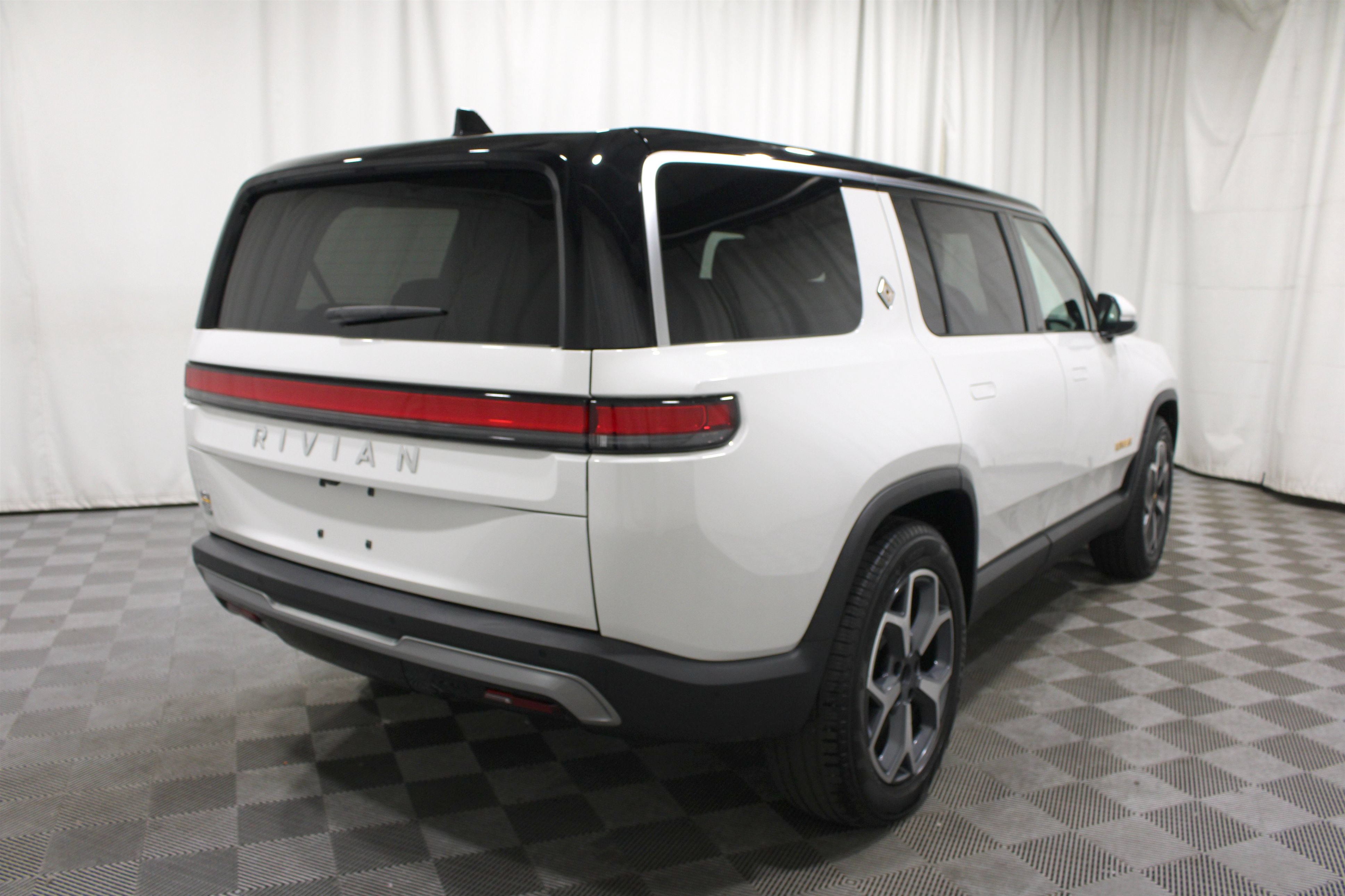 Used 2024 Rivian R1S Adventure Quad AWD/4WD image 29