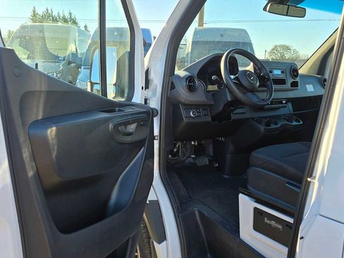 Used 2025 Mercedes-Benz Sprinter 2500 image 21