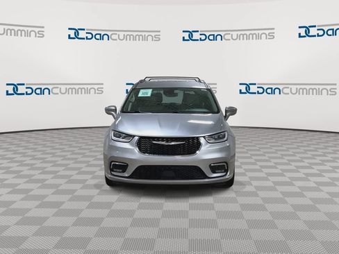 Used 2021 Chrysler Pacifica Touring-L FWD image 3