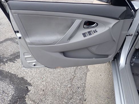 Used 2010 Toyota Camry LE image 9