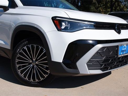 Certified 2025 Volkswagen Taos SE image 2