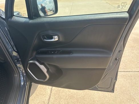 Used 2022 Jeep Renegade Latitude image 31