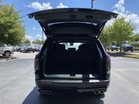 Used 2026 Chevrolet Traverse LT w/ Midnight/Sport Edition FWD image 11