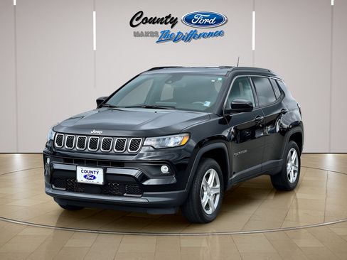 Used 2023 Jeep Compass Latitude AWD/4WD image 2