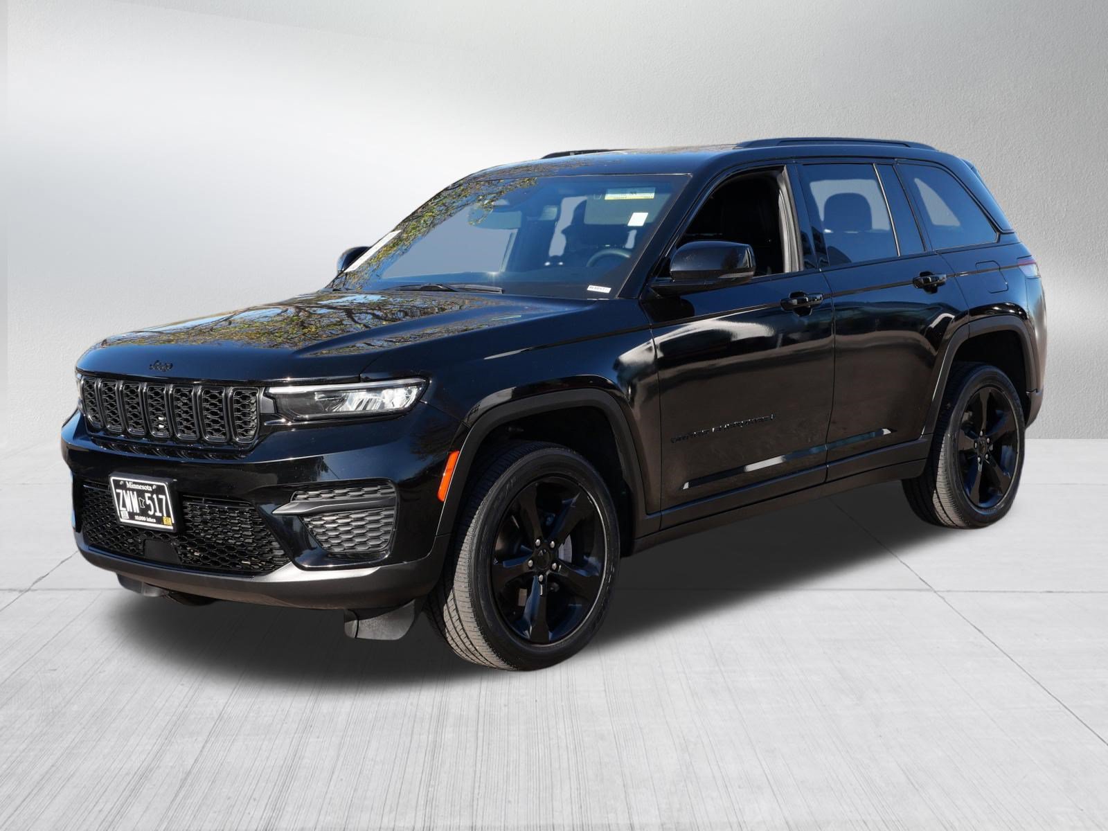 Used 2023 Jeep Grand Cherokee Altitude AWD/4WD image 3