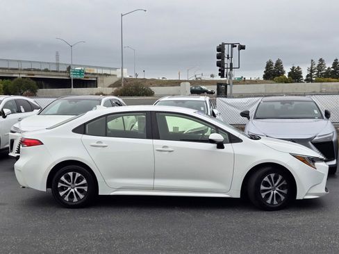 Used 2022 Toyota Corolla LE image 3