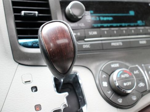 Used 2011 Toyota Sienna XLE w/ Entertainment Pkg AWD/4WD image 9
