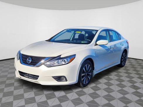Used 2017 Nissan Altima 2.5 SV image 2