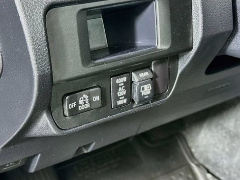 Used 2017 Toyota Tacoma TRD Off-Road w/ Premium & Technology Package AWD/4WD image 10