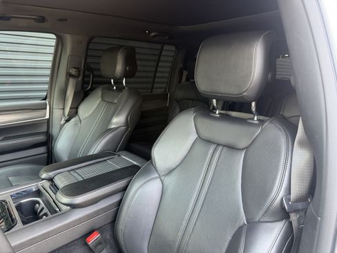 Used 2023 Jeep Wagoneer Series III w/ Premium Group I AWD/4WD image 5