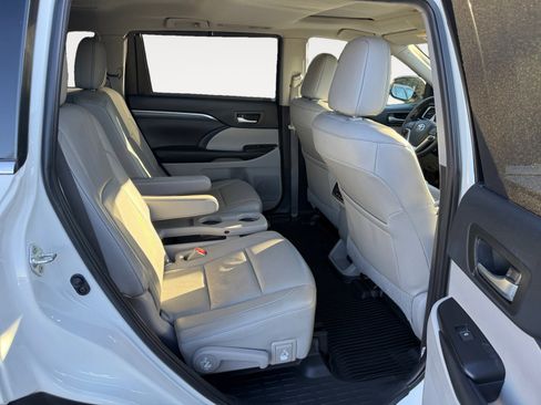 Used 2019 Toyota Highlander Limited image 18