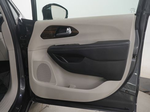 Used 2023 Chrysler Pacifica Limited image 9